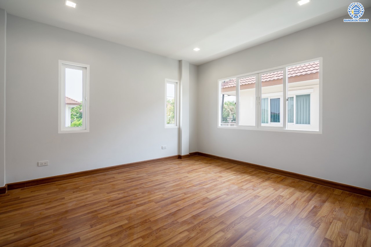 บ้านมือสองตกแต่งใหม่ จากแบรนด์ AP ม.เดอะเซนโทร รัตนาธิเบศร์ หลังมุม เนื้อที่ 60.9 ตร.ว. ฟังก์ชันจัดเต็ม 3 ห้องนอน 3 ห้องน้ำ จอดรถได้ 2 คัน บนทำเลศักยภาพ เชื่อมต่อหลายเส้นทางทั้ง ถ.ราชพฤกษ์, ถ.รัตนาธิเบศร์ และถ.กาญจนาภิเษก และเพียง 5 นาทีถึงรถไฟฟ้า "สถานีบางพลู"